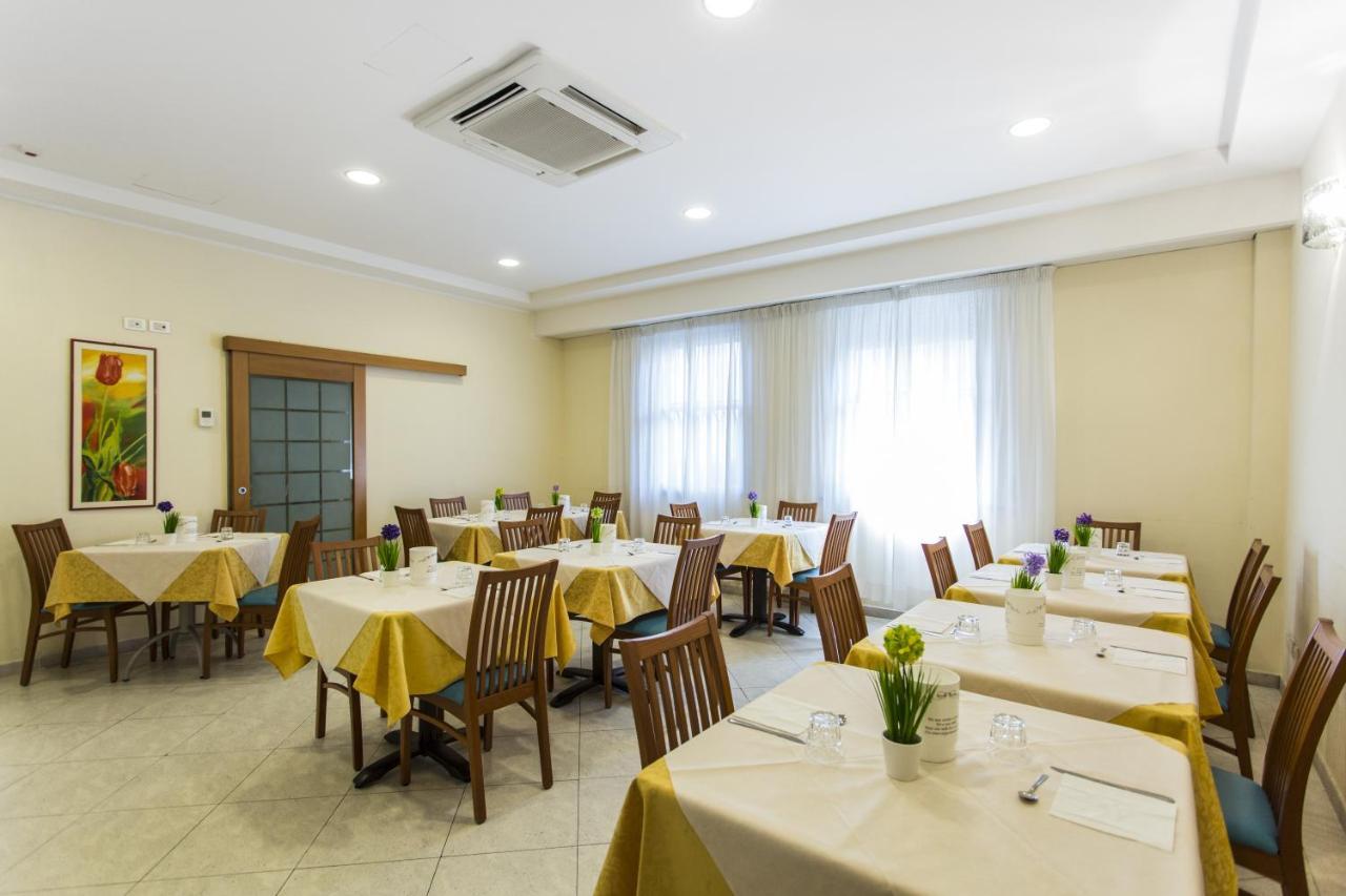 Hotel Savana Rimini Bagian luar foto