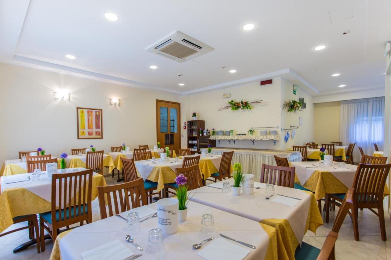 Hotel Savana Rimini Bagian luar foto