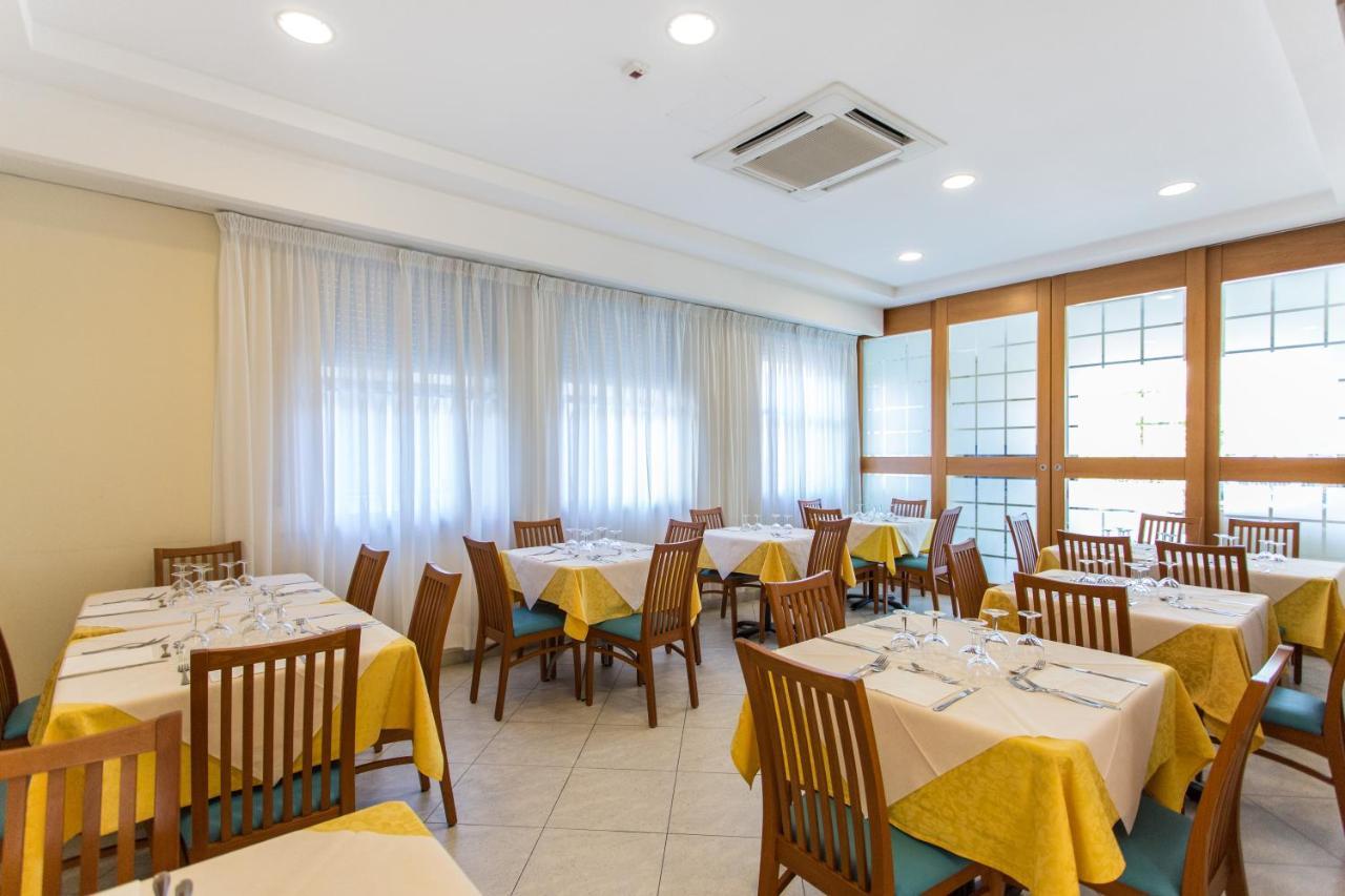 Hotel Savana Rimini Bagian luar foto