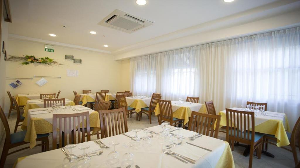 Hotel Savana Rimini Bagian luar foto