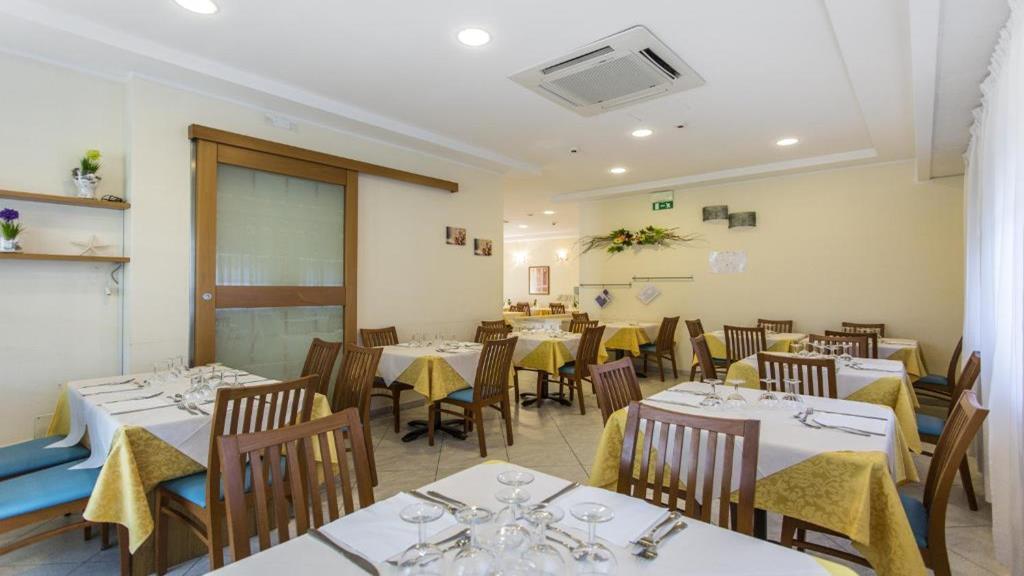 Hotel Savana Rimini Bagian luar foto